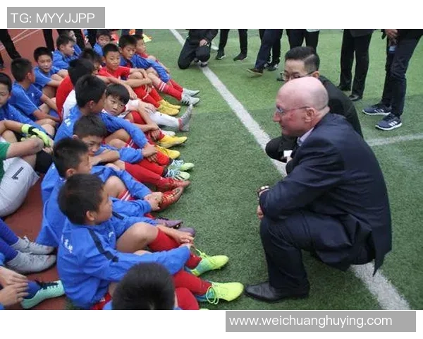 足球明星与小朋友的欢乐互动瞬间展现温馨与乐趣 足球明星与小朋友的欢乐互动瞬间展现温馨与乐趣